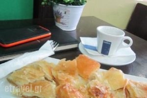 Pai pita - Mpoygatsa - Kafes_food_in_Restaurant___Thessaloniki